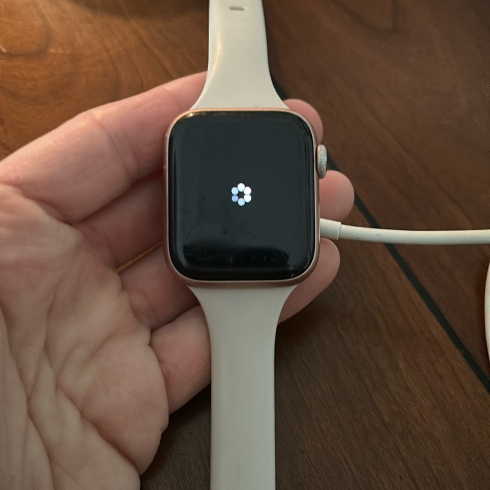 Apple Watch Series 4- 40 mm- Rose Gold Finish